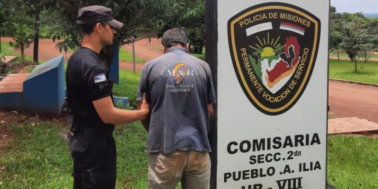 JURISDICCIÓN. Efectivos de la comisaría de Pueblo Illia trasladaron ayer al acusado hasta el Juzgado de San Vicente.