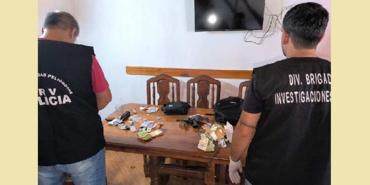 COCAÍNA, PEDRA Y UN REVÓLVER. Fue durante el allanamiento en el alojamiento del barrio Belén de Puerto Iguazú.