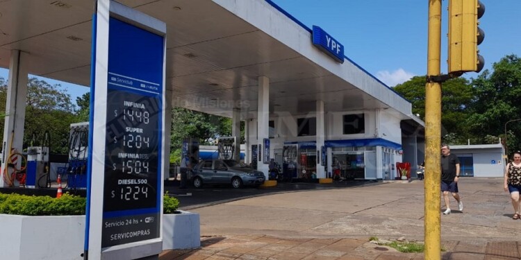 ACTUALIZACIÓN. Las estaciones YPF colocaron los nuevos valores a primeras horas de ayer domingo en la capital misionera.
