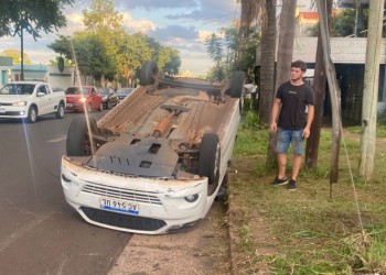 Se olvidó de poner el freno de mano y su auto terminó dado vuelta sobre el asfalto