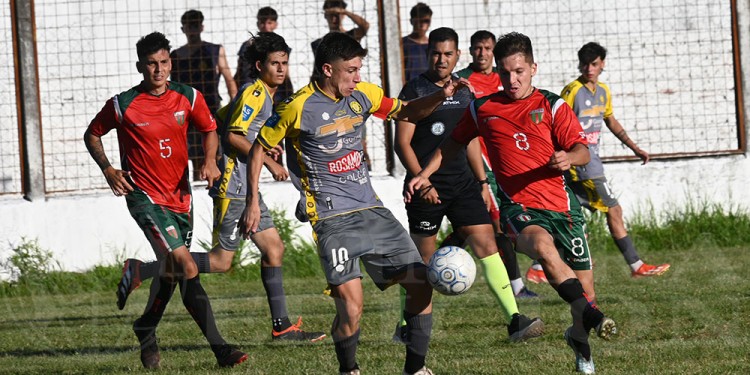 LUCHA. Pablo Álvarez de Olivera (10) de Crucero y Ulises Adoryan (8) de Brown, pelean por la posesión de la pelota.