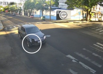 Peligro al volante: chocó varios vehículos estacionados y se dio a la fuga