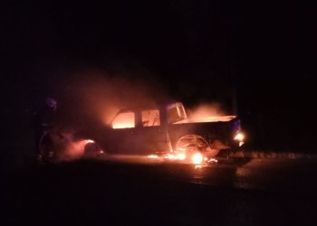 Una camioneta terminó incendiada sobre la ruta provincial 5 en Panambí