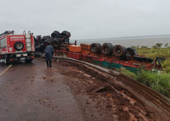 Volcó un camión que transportaba cajas de vino en el acceso sur