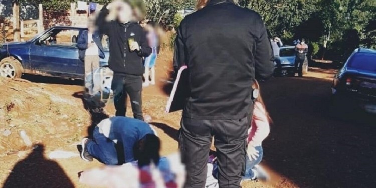 ESCENA. Familiares junto al cuerpo de la víctima, mientras la policía realizaba las primeras actuaciones en el lugar.