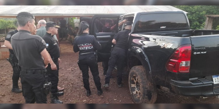 PERICIAS..En la camioneta del productor hellaron la soga con la que lo habrían ahorcado ára cometer el robo.