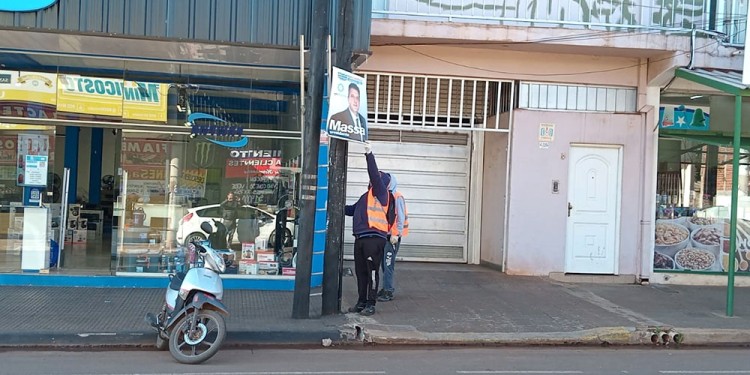 ABANDONADOS. Una vez terminada la campaña, cientos y miles de carteles quedaban en la vía pública sin nadie que se hiciera cargo de bajarlos.