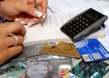 Aumenta el endeudamiento de las familias y la probabilidad de impago, según el BCRA