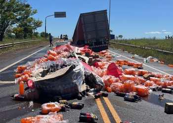Camión pierde parte de su carga de gaseosas en la ruta 12