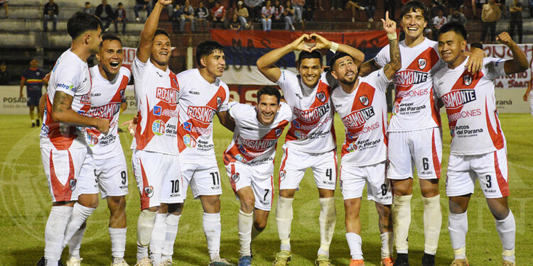CON EL CORAZÓN. Facundo Gómez (4) festeja su gol en Villa Sarita.