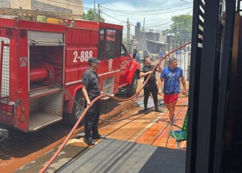 Posadas: incendio afecta a viviendas tras la explosión de una garrafa