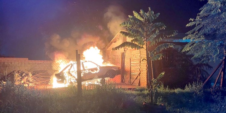 FUEGO. El Ford Escort momentos después que los familiares y vecinos actuaran en represalia contra el conductor.