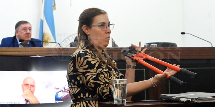 CLAVE. Pinza cizalla utilizada para cortar los candados del depósito de estupefacientes.