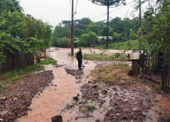 Evacuados y cierres de ruta por las intensas lluvias