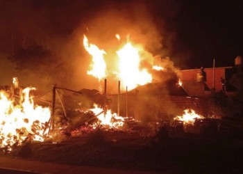 Garupá: incendio consumió por completo una casa y una verdulería