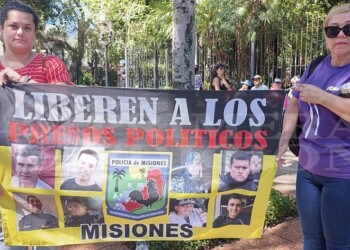 Familiares de echados de la Policía estuvieron en la plaza 9 de Julio