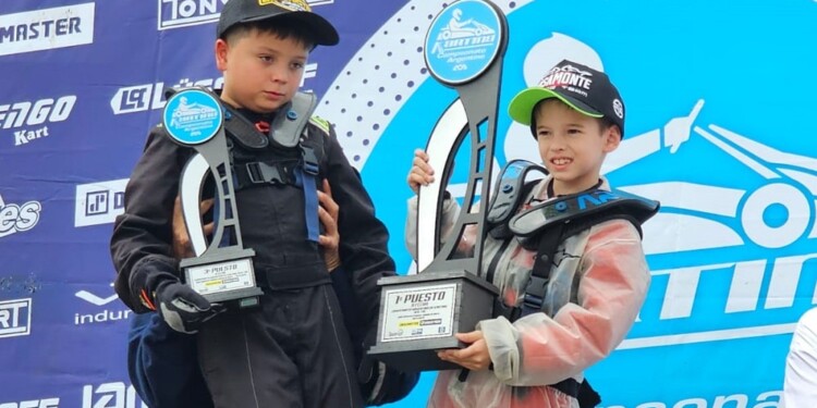A la derecha, y con el trofeo de ganador, el misionero Valentino Silveira