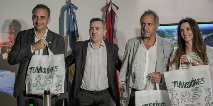 GESTO DE SCIOLI. El Gobierno nacional fue a apoyar el lanzamiento de la temporada de verano de Misiones.