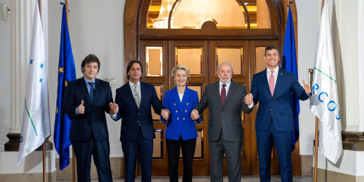 NOTICIAS ARGENTINAS BAIRES
DICIEMBRE 6: El presidente
Javier Milei arribó a la ciudad
de Montevideo donde participa de
la Cumbre de Líderes del
Mercosur que se realizará en la
ciudad uruguaya y en la que
Argentina asumirá la presidencia
"pro tempore" del bloque
regional.FOTO: @MERCOSURINT/NA