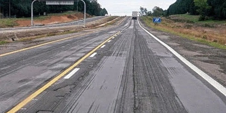 ABANDONO. En las rutas nacionales es notoria la falta de mantenimiento generando un riesgo para el transporte.