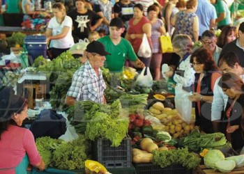 Por la sequía, menos productores acercan sus frutas y verduras a las ferias francas