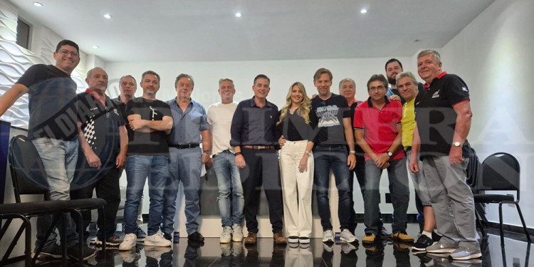 LA NUEVA COMISIÓN. Nunes Velloso, en el centro de la imagen, junto a la nueva comisión directiva de la FeMAD (Foto: gentileza A.Smialkowski)