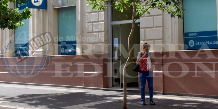 AL PASO. Frente a la sucursal del Banco Nación se encuentra la oficina de jubilaciones y pensiones de Gendarmería.