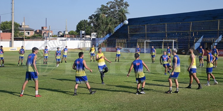 EXPECTATIVA. El plantel entrenó durante la semana y hoy afrontará el esperado viaje a la final de la Región. Está a tres partidos del ascenso al Federal A.