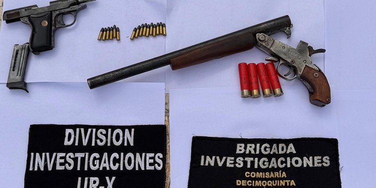 SECUESTRO. Una pistola calibre 22, un pistolón calibre 24 y municiones.