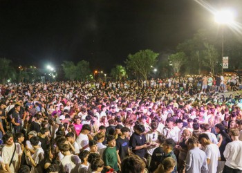 Miles de personas recibieron el 2025 en plaza de Alem