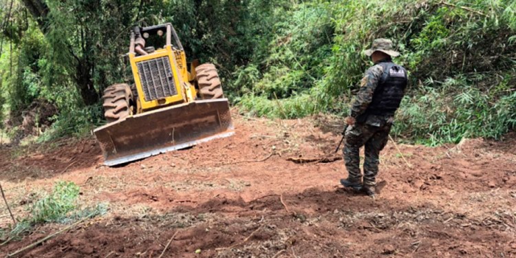 PROCEDIMIENTO. La policía de San Pedro que interviene en la investigación durante uno de los operativos en Piñalito.