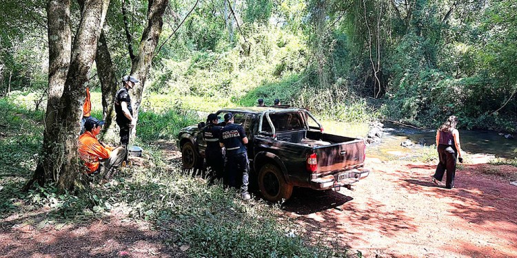 ESCENARIO DEL CRIMEN. La camioneta bajo las primeras pericias de integrantes de la Policía Científica de la Unidad Regional V.