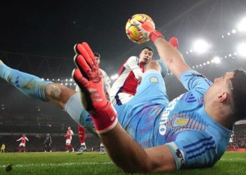 El “Dibu” Martínez estuvo magnífico y sostuvo el empate del Aston Villa ante Arsenal