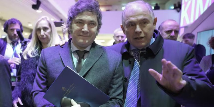 El presidente Javier Milei en Davos con el canciller Gerardo Werthein.