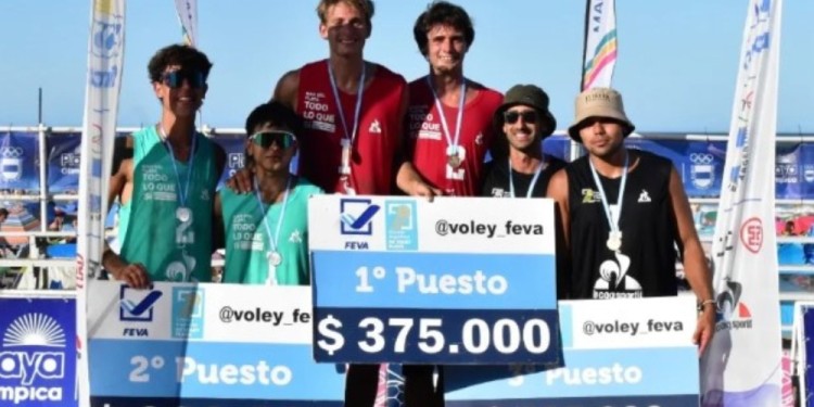 CON LA DE PLATA. Walter Vega y Brais Del Coto, en el segundo escalón.