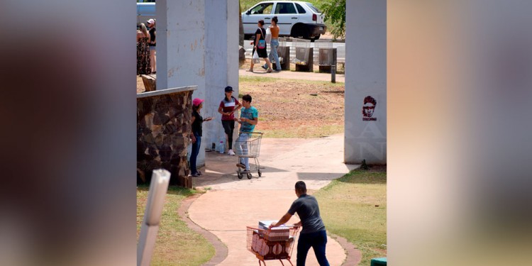A PLENA LUZ. Vecinos de Irigoyen traen mercadería por la frontera seca, con los “changos” de supermercados.