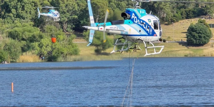 Helicópteros hidrantes en el lugar.