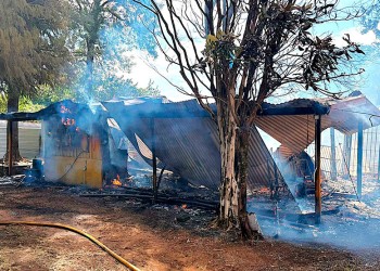 “Ahí está, anda a ver tu casita princeso”, el mensaje que envió una mujer luego de incendiar la casa familiar de su ex