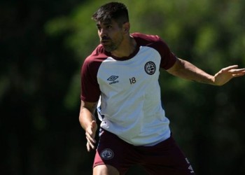 Durante un amistoso entre Lanús y Tigre, Leandro Díaz le pegó una piña a Alan Barrionuevo