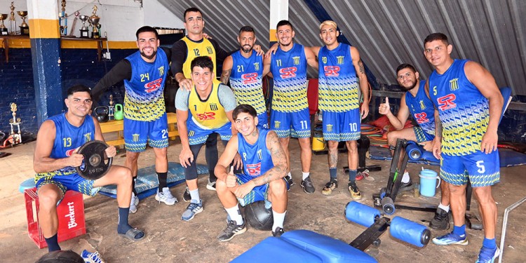 ENTRE FIERROS. Parte del plantel de Mitre trabajando en el gimnasio del club, antes del inicio de la práctica de ayer.