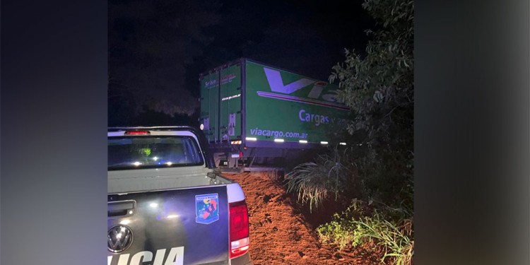 EL BARRO FRENÓ EL PASO. El camión fue abandonado en el camino que une la ruta 12 con la casa de “El Francés” en la orilla del río..