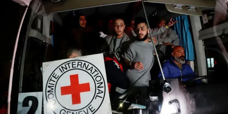 Los prisioneros palestinos fueron llevados a Cisjordania en autobuses de la Cruz Roja. (Foto: Reuters)