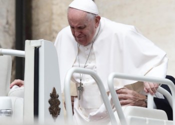 Tras una caída, el Papa Francisco tiene un brazo inmovilizado