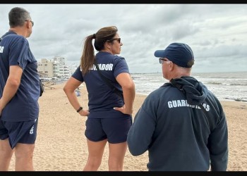 Uruguay: buscan a un argentino que desapareció tras meterse al agua a rescatar a una mujer