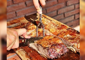 Vacaciones en Brasil: ¿cuánto cuesta un asado completo en Florianópolis y cuánto sale hacerlo en Buenos Aires?