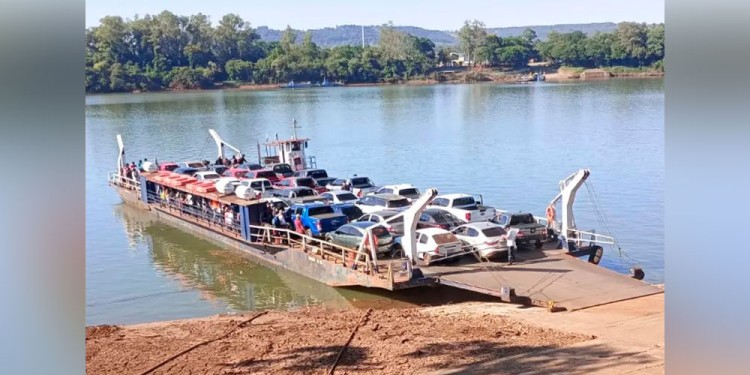 A FULL. La capacidad de transporte de la balsa se completa en cada viaje desde Misiones hacia Brasil. (Gentileza La Misión Digital).