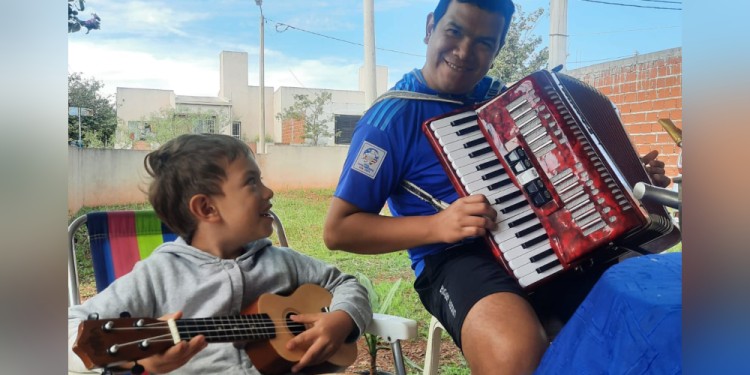 LES ROBARON LOS INSTRUMENTOS. Renzo junto a su hijo, además del acordeón se llevaron la guitarrita del menor.