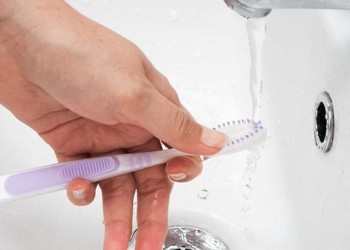 Tres lugares donde (casi) todos dejamos el cepillo de dientes y no deberíamos