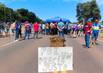 Tabacaleros endurecen la protesta cortando la ruta nacional 14