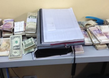 Un año del DNU de Milei: ¿Es legal comprar y vender dólares en cuevas?